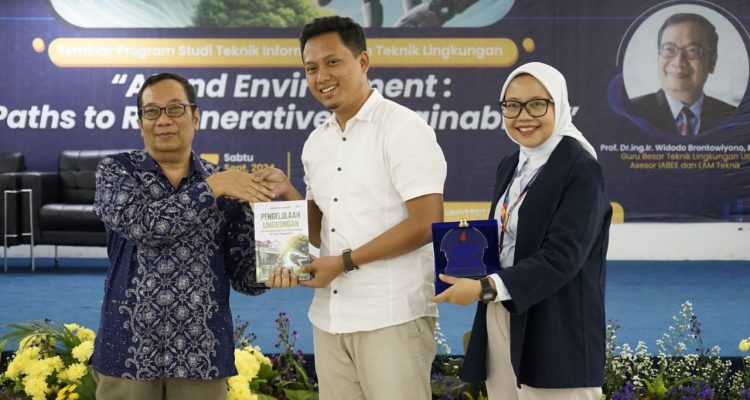 Penyerahan cinderamata dari Dekan dan Wakil Dekan Fakultas Teknik, Ibu Putri Anggun Sari, S. Pt., M. Si. dan Bapak Dodit Ardiatma S.T., M. Sc., ke narasumber Prof. Dr. Ing. Widodo Brontowiyono, S. T., M. Sc.