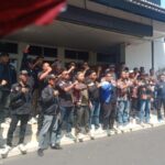 Aliansi Ormas dan LSM Kabupaten Karawang saat di Kantor DPUPR Karawang