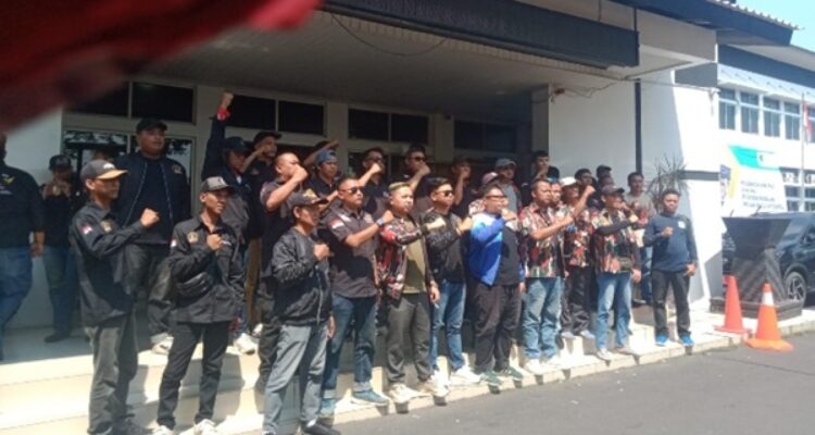 Aliansi Ormas dan LSM Kabupaten Karawang saat di Kantor DPUPR Karawang