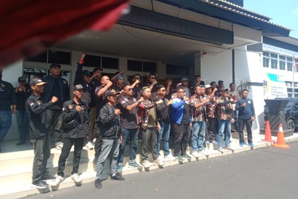 Aliansi Ormas dan LSM Kabupaten Karawang saat di Kantor DPUPR Karawang