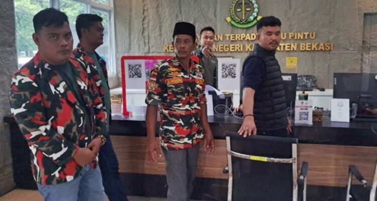 Organisasi masyarakat (Ormas) Laskar Merah Putih (LMP) bersama Brigez kembali menyambangi Kantor Kejaksaan Negeri (Kejari) Kabupaten Bekasi