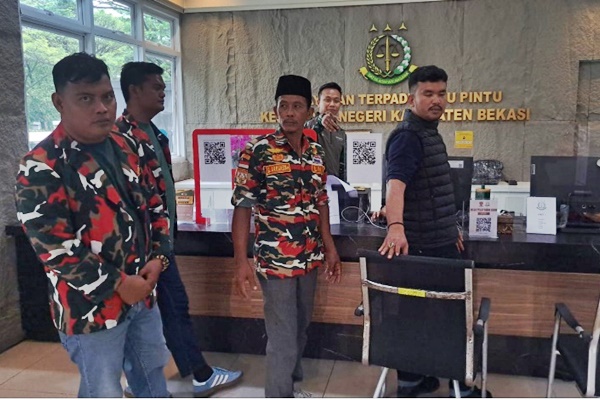 Organisasi masyarakat (Ormas) Laskar Merah Putih (LMP) bersama Brigez kembali menyambangi Kantor Kejaksaan Negeri (Kejari) Kabupaten Bekasi