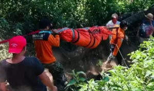 pendaki-tewas-2587845373 Proses Evakuasi Jenazah pendaki remaja Warga Krobyongan, Desa Gawanan, Kecamatan Colomadu, Kabupaten Karanganyar ini ditemukan tak bernyawa di area jurang dekat Puncak Sejati, Gunung Sumbing.