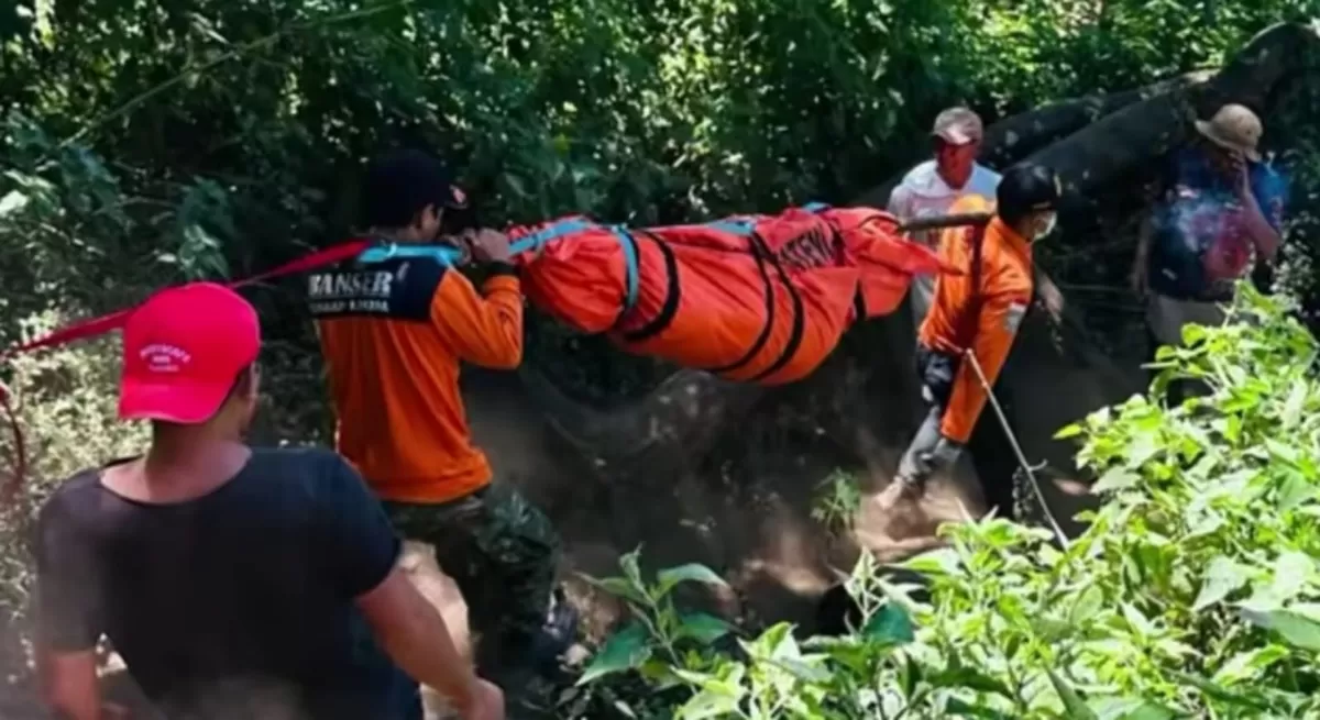 Proses Evakuasi Jenazah pendaki remaja Warga Krobyongan, Desa Gawanan, Kecamatan Colomadu, Kabupaten Karanganyar ini ditemukan tak bernyawa di area jurang dekat Puncak Sejati, Gunung Sumbing.