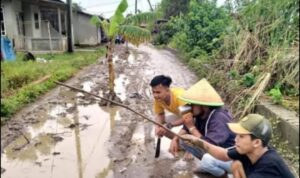 Gambar warga mancing saat musim hujan datang 