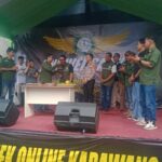 Momen pemotongan tumpeng mewarnai refleksi peringatan Hari Ulang Tahun (HUT) ke-6 Perjuangan Ojek Online Karawang (POOK)