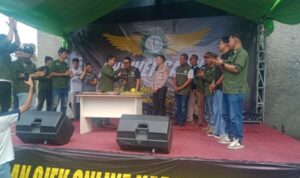 Momen pemotongan tumpeng mewarnai refleksi peringatan Hari Ulang Tahun (HUT) ke-6 Perjuangan Ojek Online Karawang (POOK)