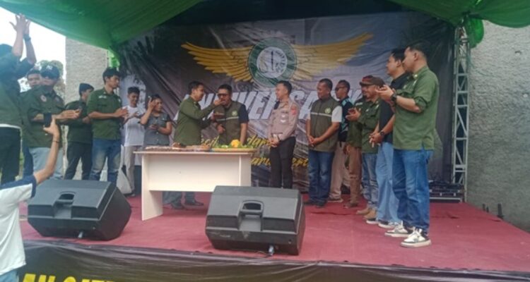 Momen pemotongan tumpeng mewarnai refleksi peringatan Hari Ulang Tahun (HUT) ke-6 Perjuangan Ojek Online Karawang (POOK)