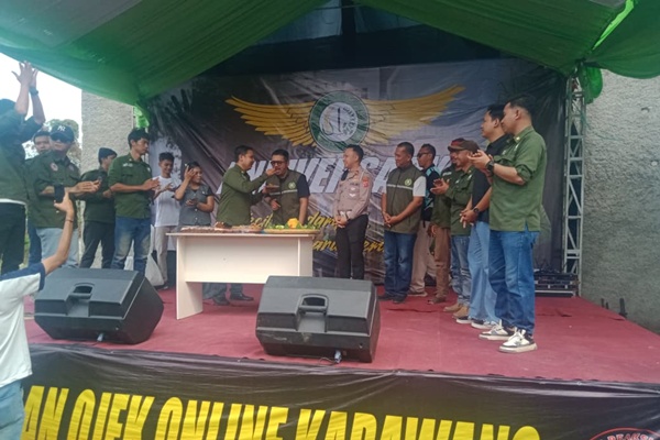 Momen pemotongan tumpeng mewarnai refleksi peringatan Hari Ulang Tahun (HUT) ke-6 Perjuangan Ojek Online Karawang (POOK)